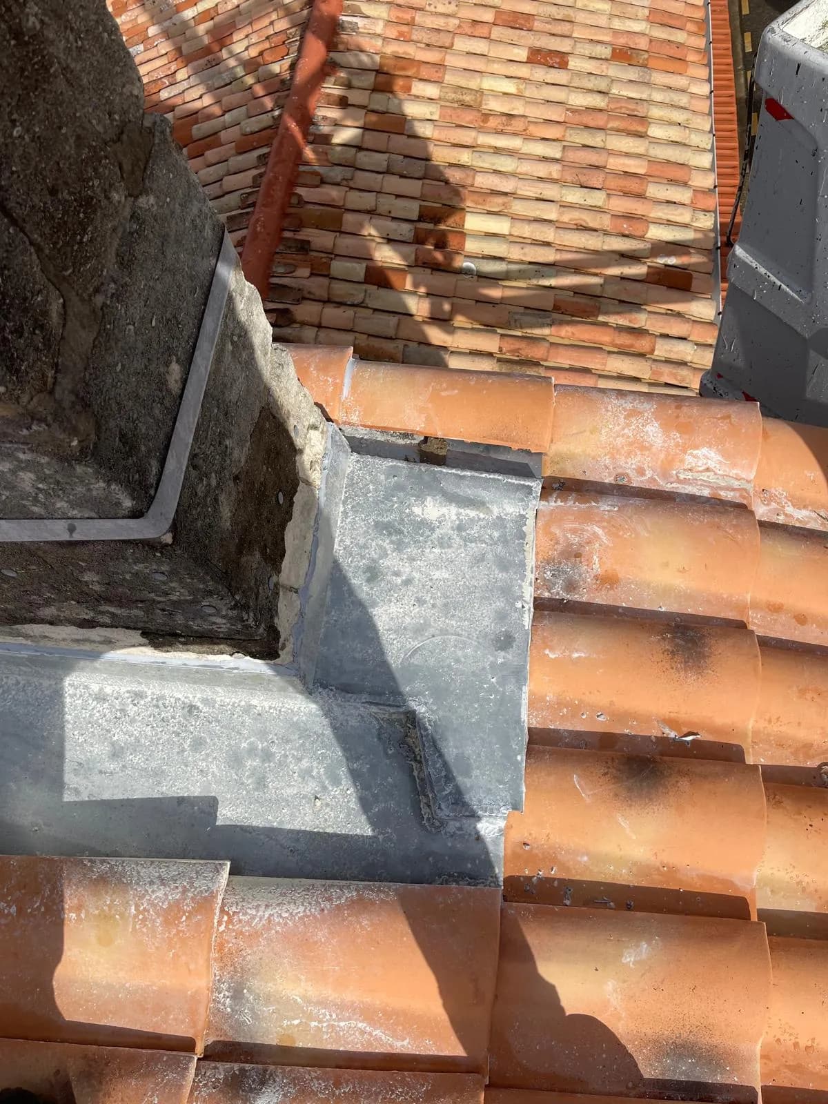 Angle de bavette et solin en zinc au pied de la souche à Bègles