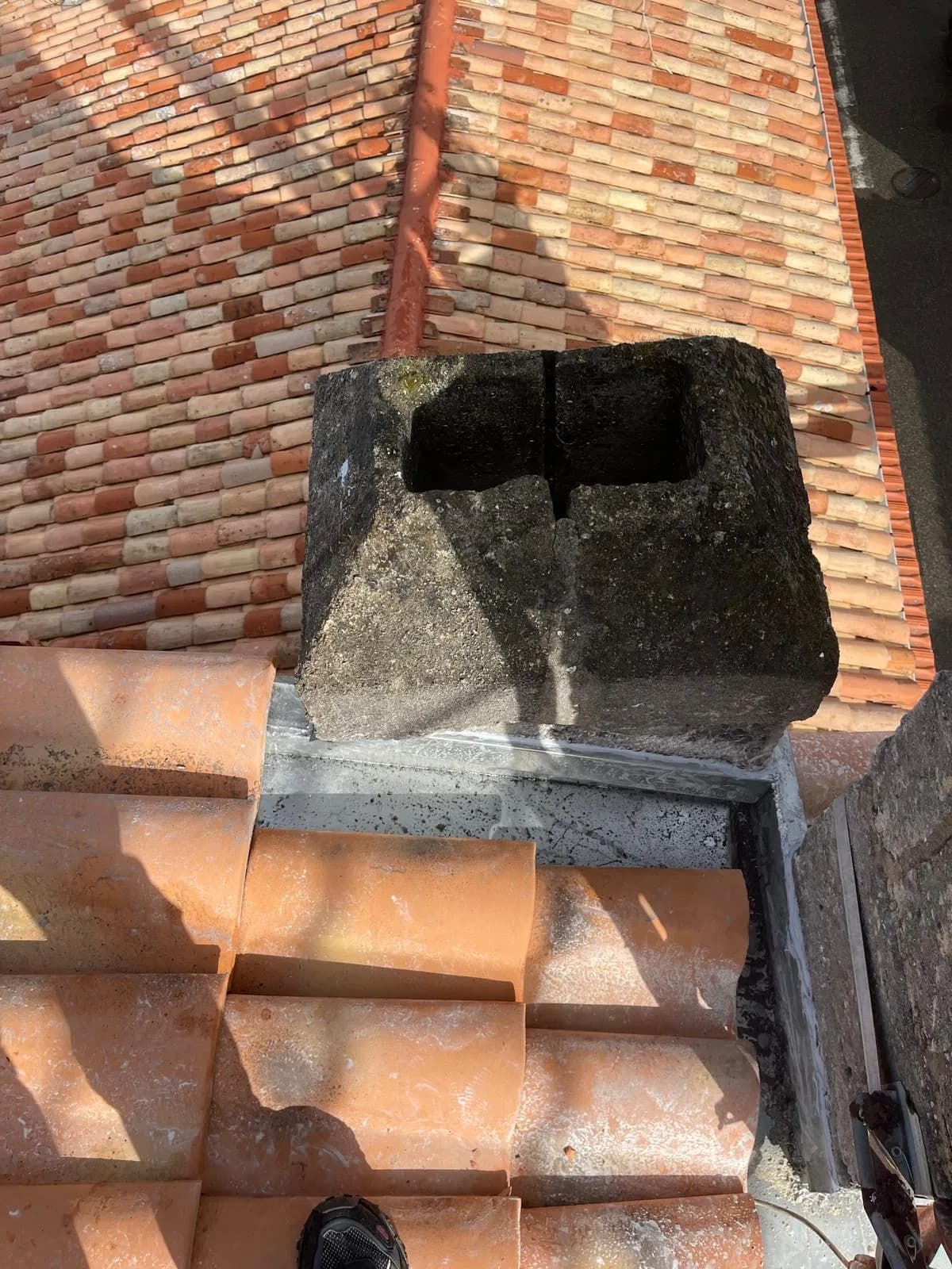 Seconde souche de cheminée en pierre habillée de zinc sur toiture tuile canal à Bègles