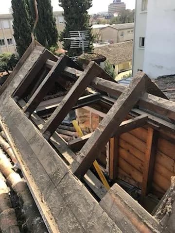 Charpente mise à nu après dépose complète de l'ancienne couverture à Pessac