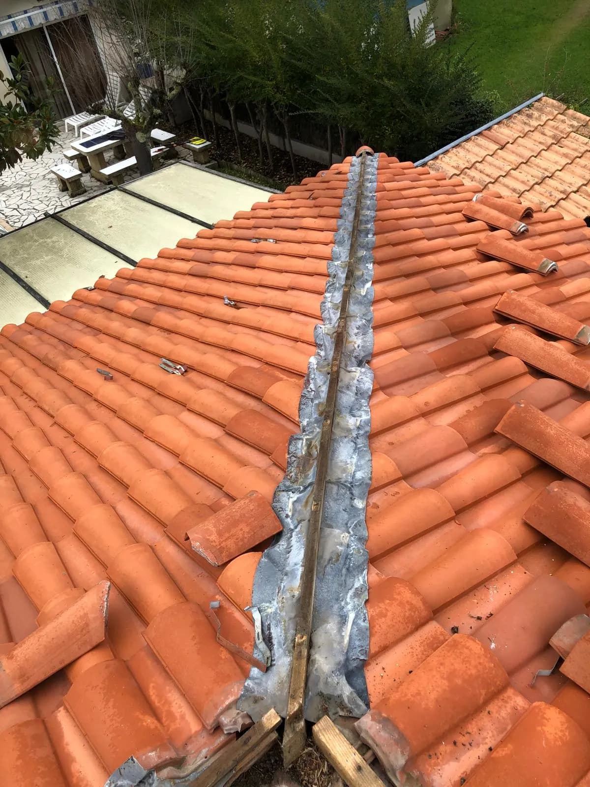 Toiture avant intervention, Remplacement de closoir ventilé en ligne de faîtage à Saint-Aubin-de-Médoc