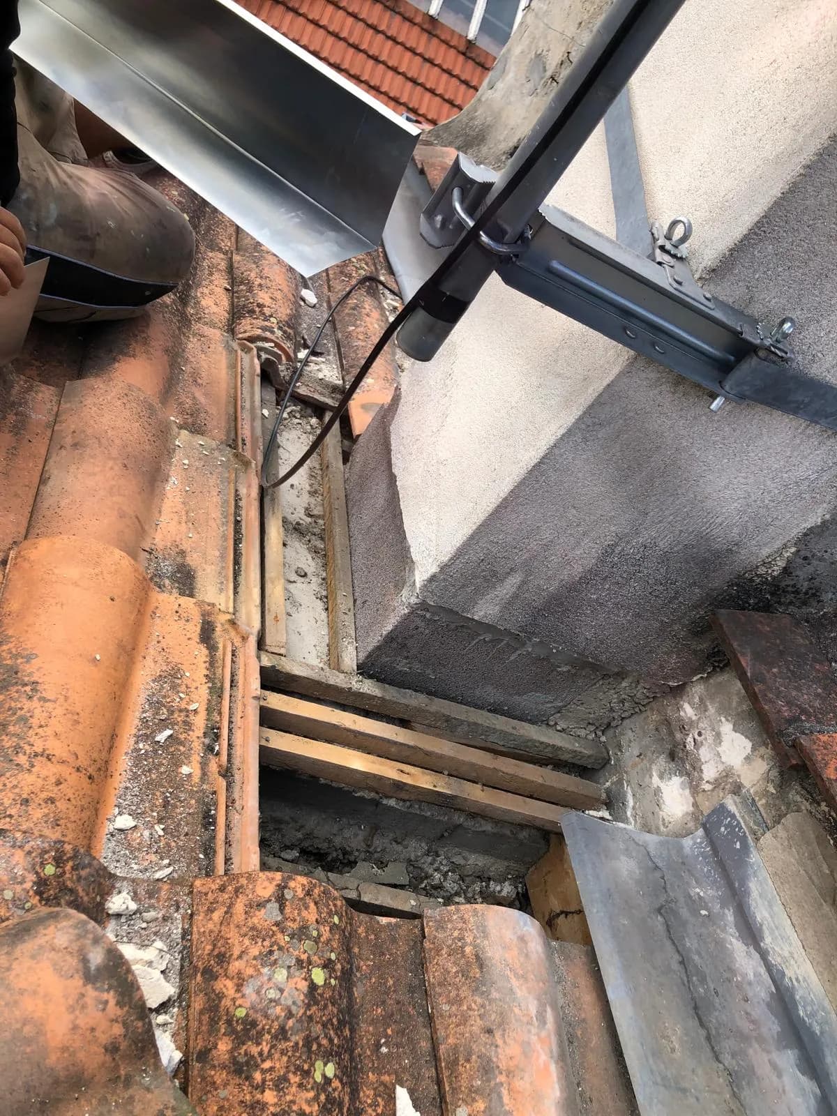 Zone de raccord de cheminée ouverte après dépose de l'ancien abergement à Bordeaux