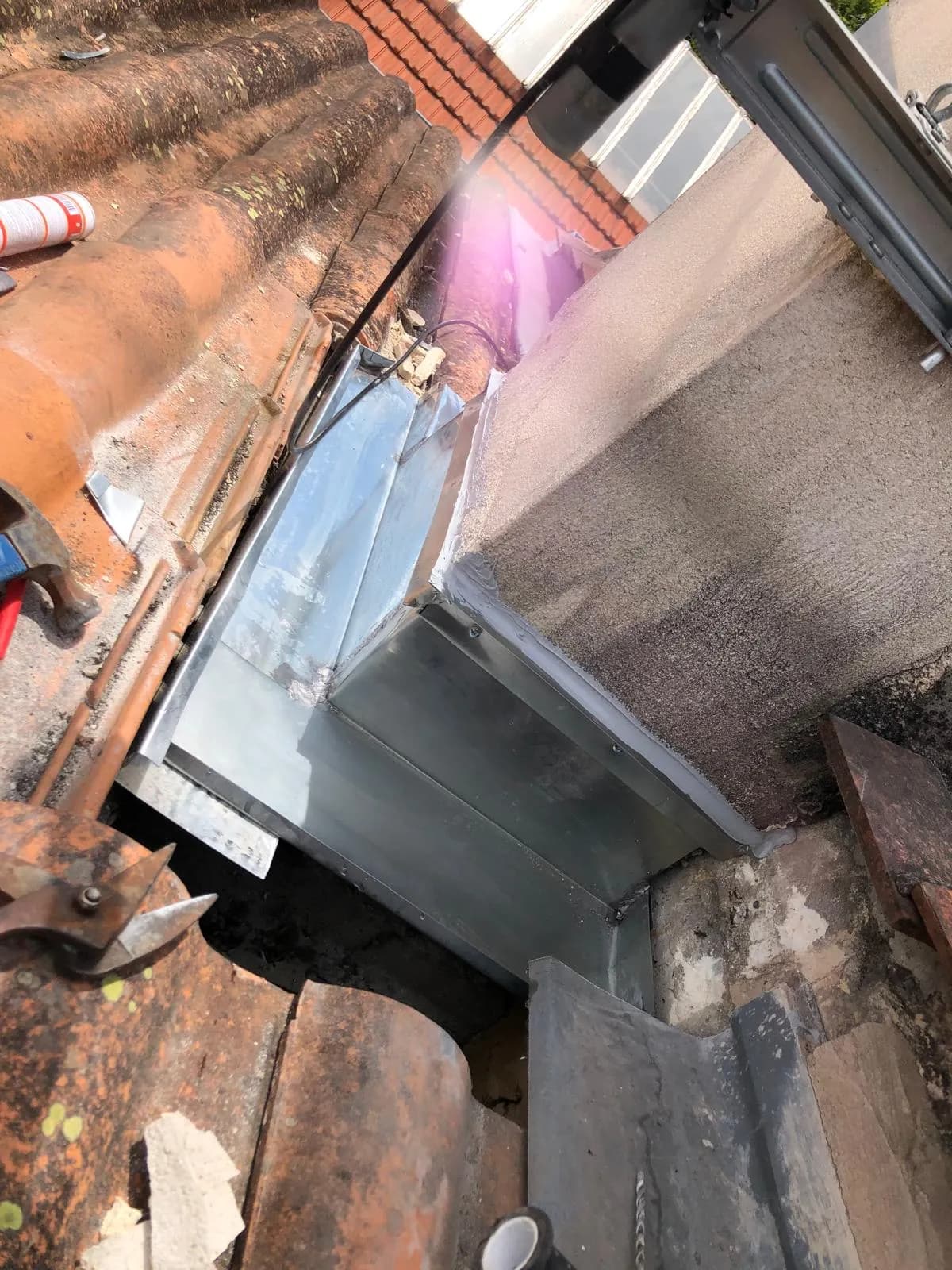 Feuille de zinc façonnée sur mesure au pied de la souche de cheminée à Bordeaux