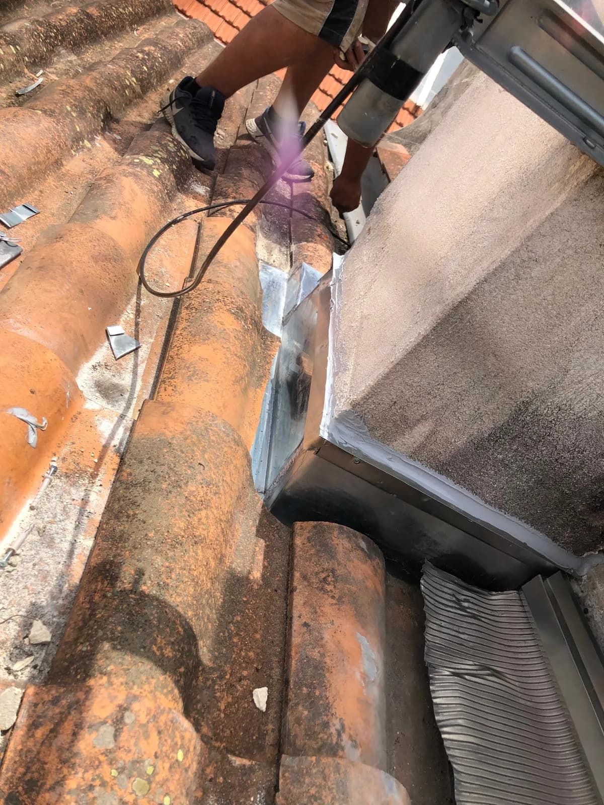 Création d’un abergement de cheminée en zinc soudé à Bordeaux