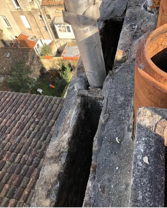 Toiture avant intervention, Création d’un capot de cheminée en zinc sur mesure à Pessac