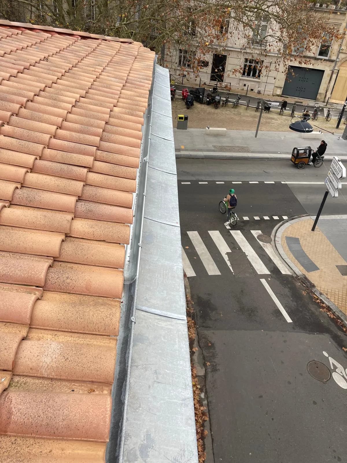 Retour d'angle de l'entablement zinc au-dessus d'une rue de Bordeaux