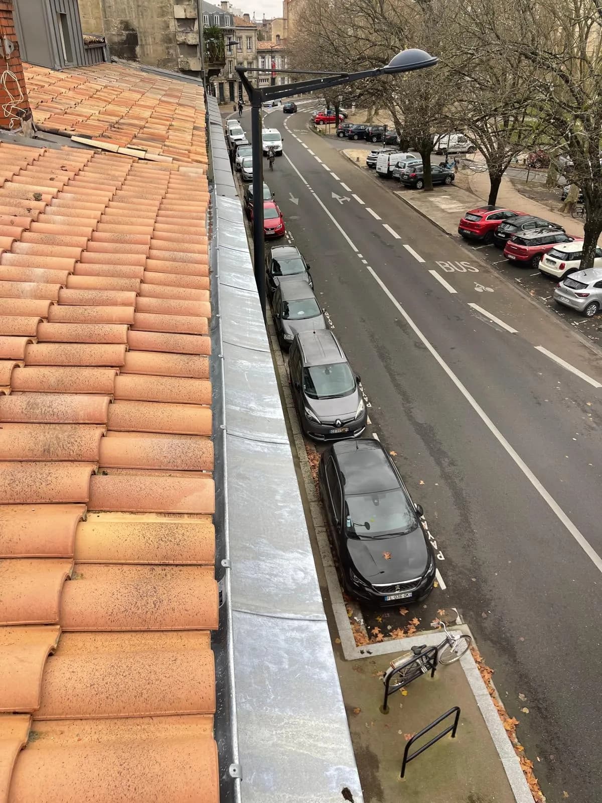 Entablement et chéneau zinc courant sur toute la longueur de l'égout d'un immeuble à Bordeaux