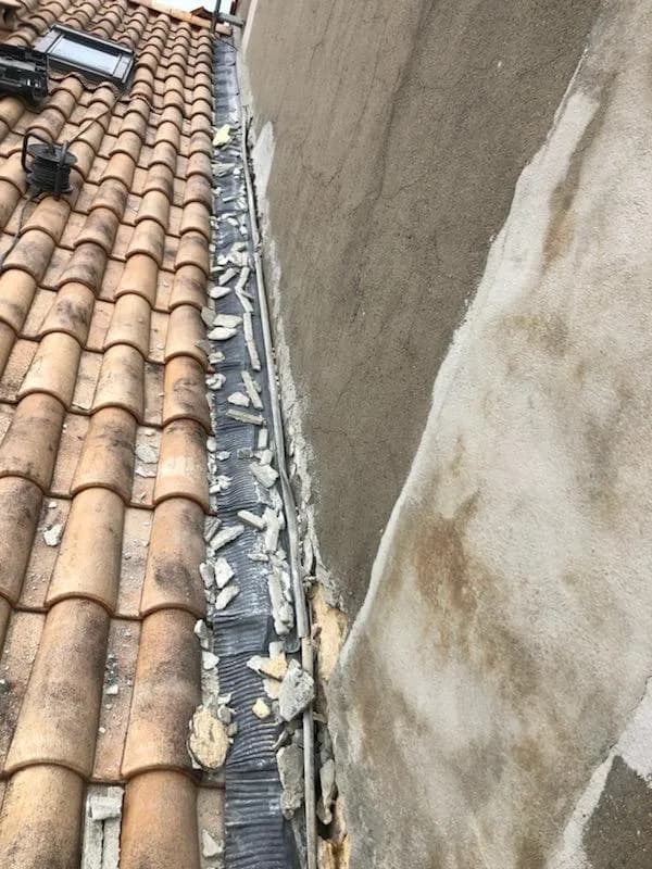 Toiture avant intervention, Création d’un solin zinc à la jonction toiture / mur à Bordeaux