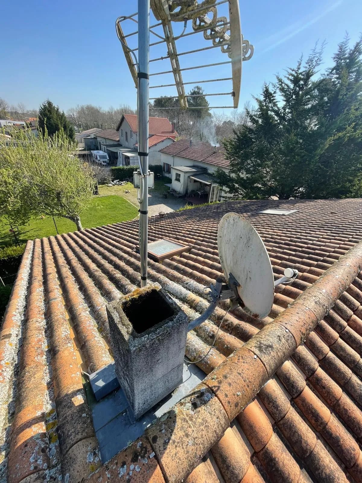 Toiture avant intervention, Démoussage et hydrofuge en pleine commune forestière à Sainte-Hélène