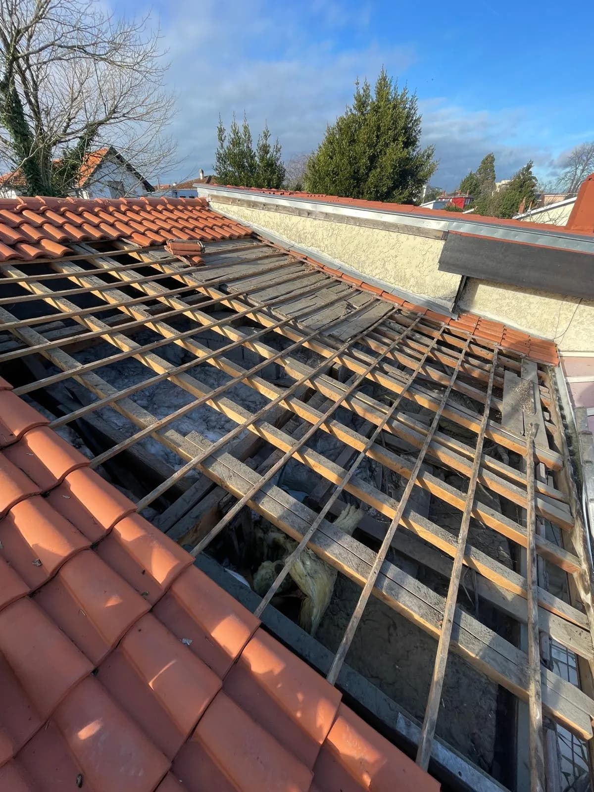 Versant de toiture déposé, chevrons et liteaux à nu sans écran de sous-toiture à Mérignac