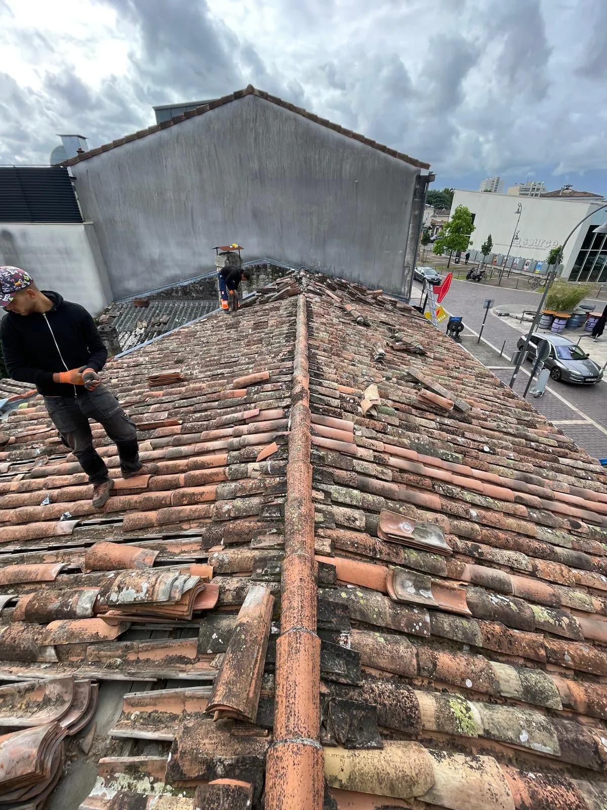Ancienne toiture en tuile canal moussue et descellée avant réfection au Bouscat