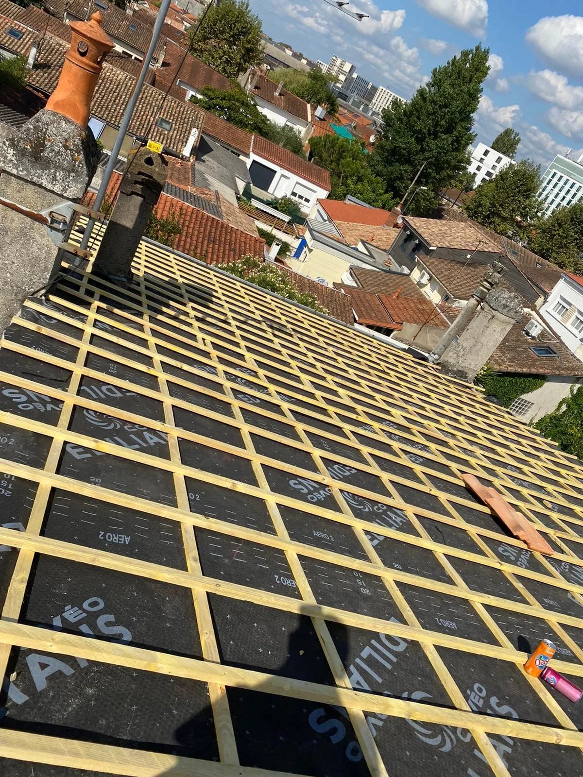 Écran de sous-toiture et double liteaunage neuf posés sur la volige à Pessac