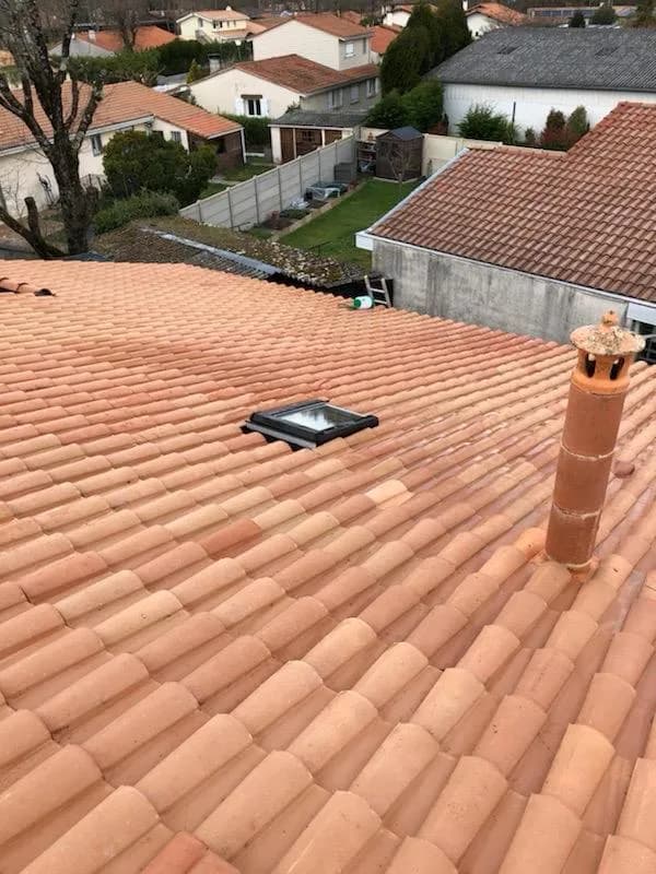 Traitement hydrofuge et anti-mousse d’une toiture tuile à Mérignac
