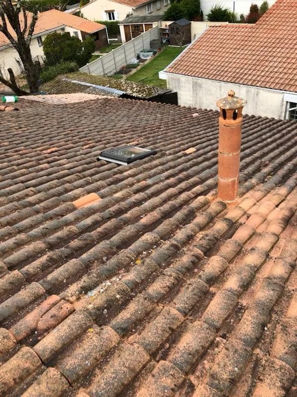 Toiture avant intervention, Traitement hydrofuge et anti-mousse d’une toiture tuile à Mérignac