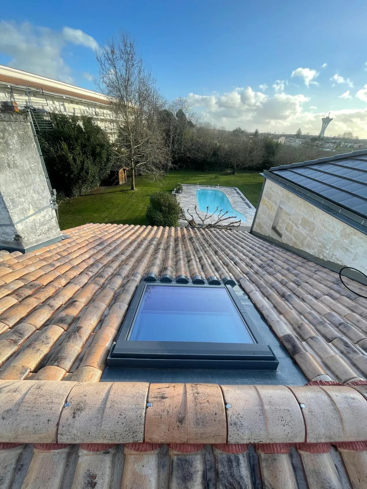 Nettoyage et hydrofuge d’une toiture avec Velux à Margaux