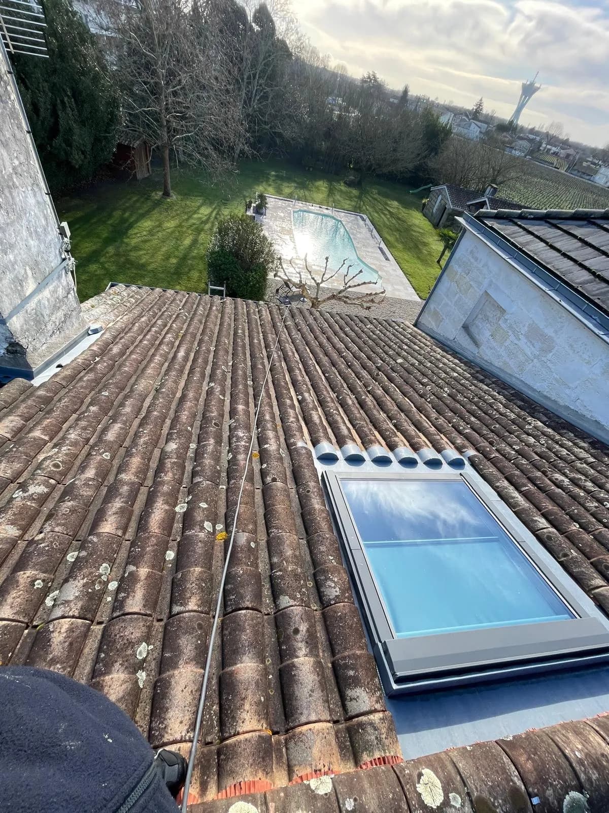 Toiture avant intervention, Nettoyage et hydrofuge d’une toiture avec Velux à Margaux