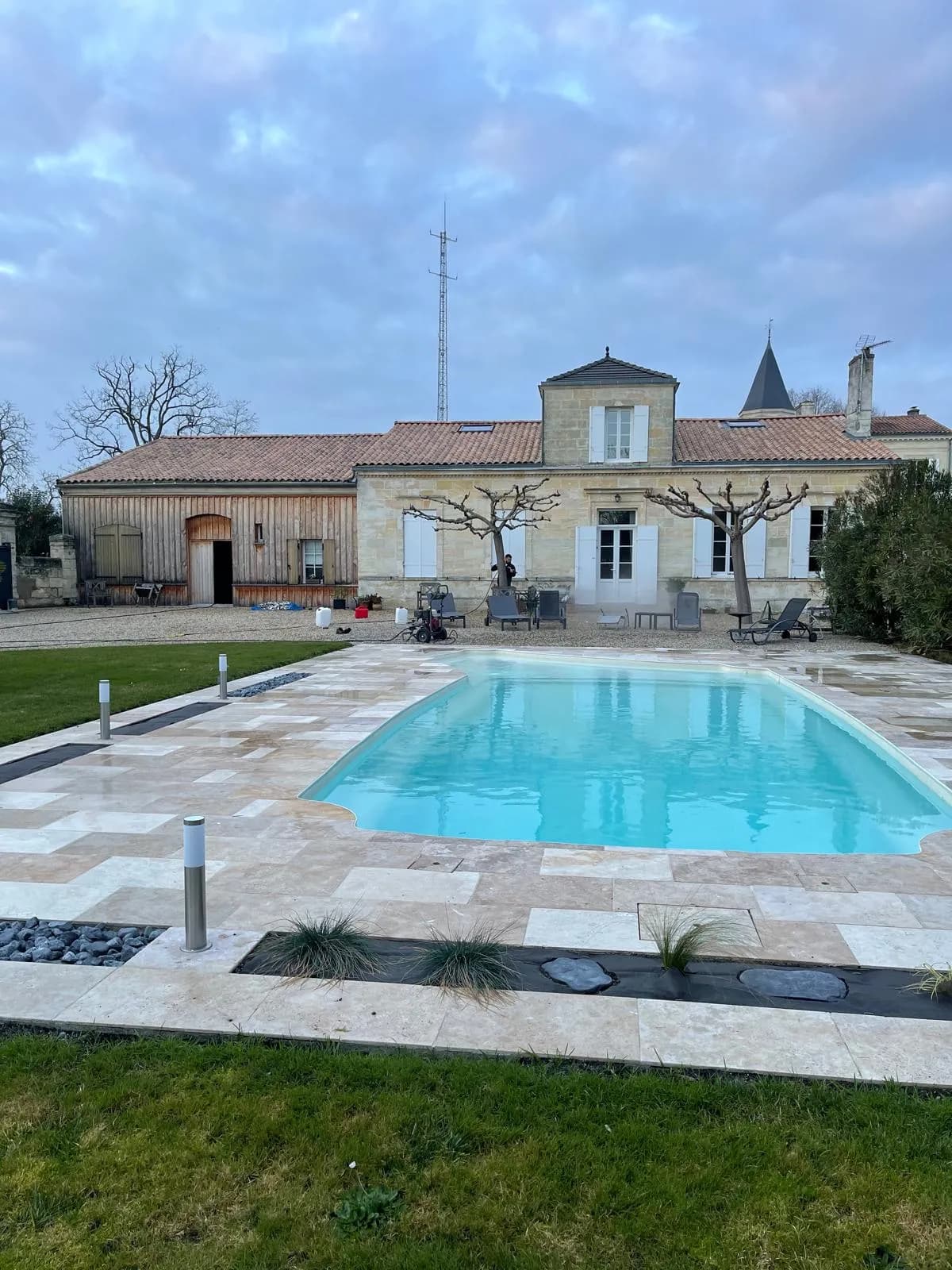 Vue d'ensemble de la propriété avec piscine et toiture traitée à Margaux, chantier en cours